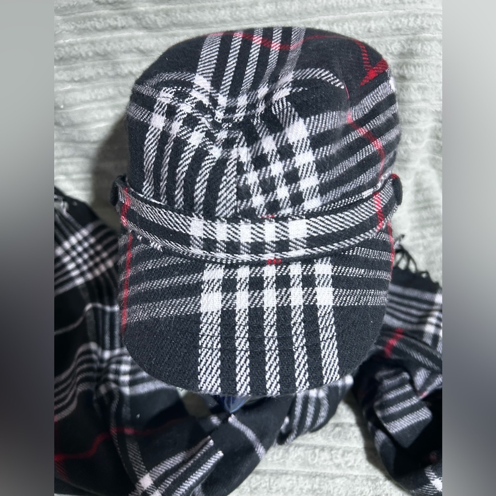 NWOT-Plaid Black/ Red cashmere Scarf and Cap Set - Picture 7 of 8